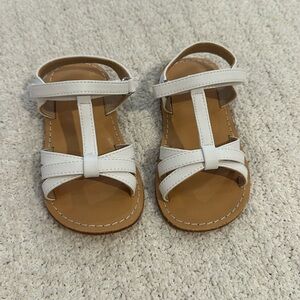 Toddler 7 white velcro sandals